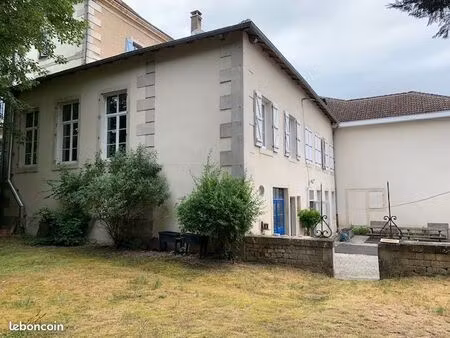 maison de caractère dans un parc arboré