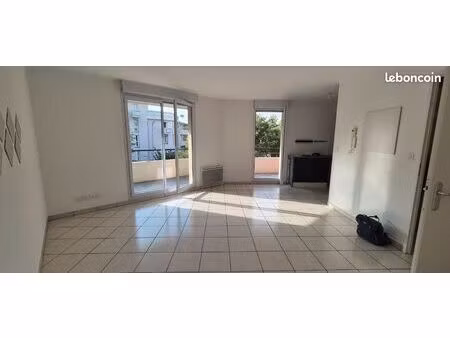t2 lumineux de 49 m² avec grand balcon et parking – blagnac grand noble