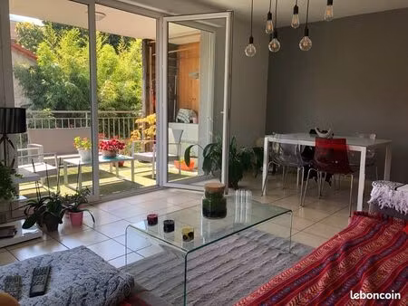 bel appartement 3 pièces + cuisine avec terrasse et place de parking privative