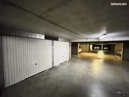 place de parking boxee a louer