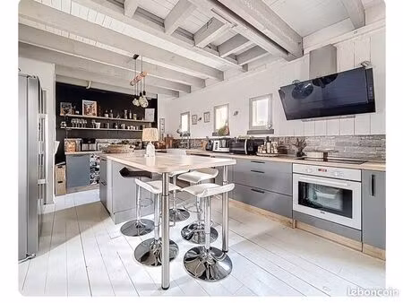 location maison avec jardin de 1000 mètres carrés de dépendance extérieure avec une piscin