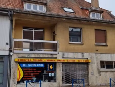 immeuble avec 1 magasin et 2 appartements
