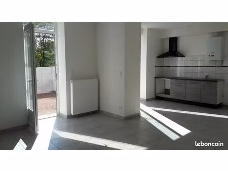 f2 avec petite cour privée et place de stationnement