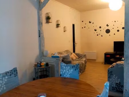 logement en duplex de 100m2 donnant sur la place de longny au perche