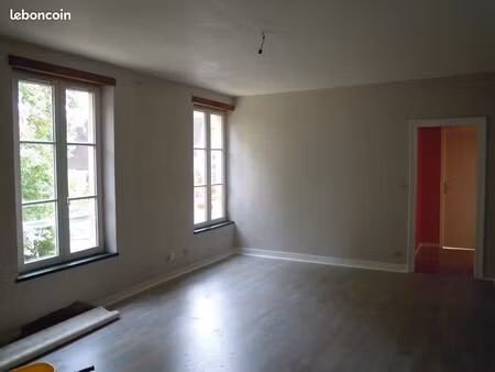 logement de 60 m2 sur la place de longny au perche