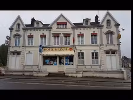 immeuble 7 logement et un commerce bar restaurant