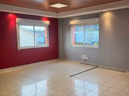 bureau 31 m² dans petit centre d’affaires avec parking à saint-jean-de-bournay