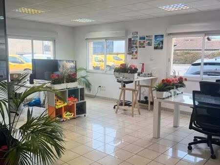 bureau 32 m² dans petit centre d’affaires avec parking à saint-jean-de-bournay