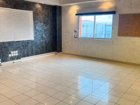 bureau 32 m² dans petit centre d’affaires avec parking à saint-jean-de-bournay