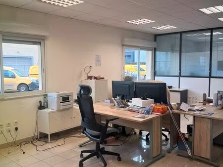 bureau 34 m² dans petit centre d’affaires avec parking à saint-jean-de-bournay