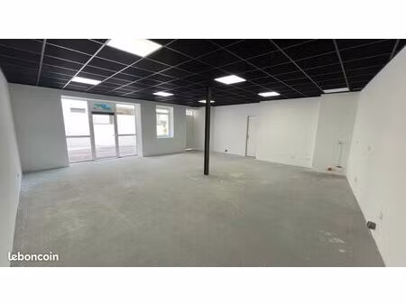 local commercial 60 m² montrond les bains