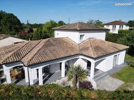 maison 8 pièces 205 m²