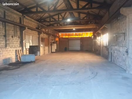 entrepôt 250m2 avec bureau et places de parking