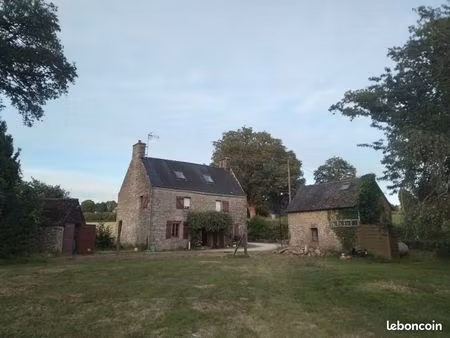 maison en pierre a la campagne