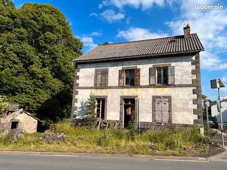 maison en pierre de volvic 140 m² + grange 90 m²+ cave voûtée sur 872 m² à rénover