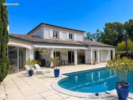 villa 5 pièces 220 m²