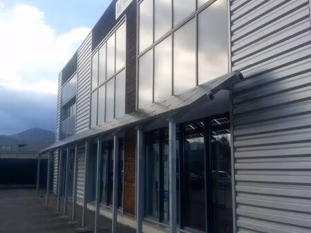local artisanal 350m² avec cour clôturée et places de parking