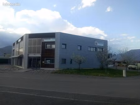 local artisanal 75m² avec cour clôturée et places de parking