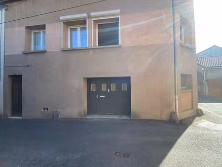 maison de bourg à rénover – 76 m² sur 3 niveaux avec cour extérieur mitoyenne et cave