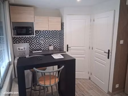 studio meublé + parking ( eau + chauffage compris dans les charges)