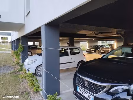 place de parking couverte avec borne de recharge électrique 7 4 kwh