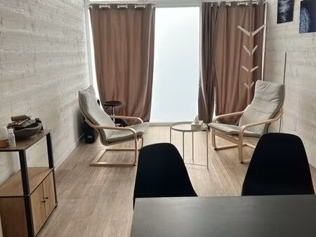 local de 20m2 avec salle d'attente et wc communs