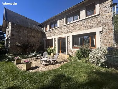 maison en pierre dans son parc