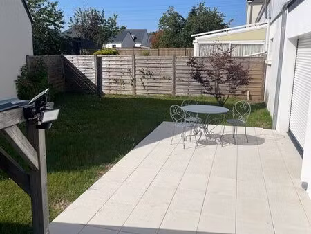 élégante maison rénovée avec terrasses et grand garage en dépendance