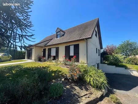 maison au calme avec grand jardin - 8 pièces  4 chambres  2 sdb  2 wc  grande véranda  sal