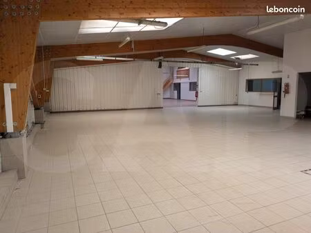 local 700 m²
