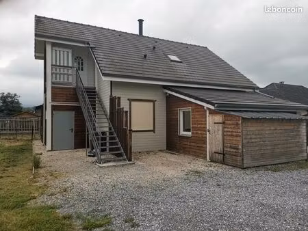 appartement au 1ier étage dans belle maison bois