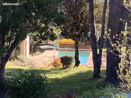 villa 248 m² avec piscine avec parc fleuri et arboré dans quartier résidentiel