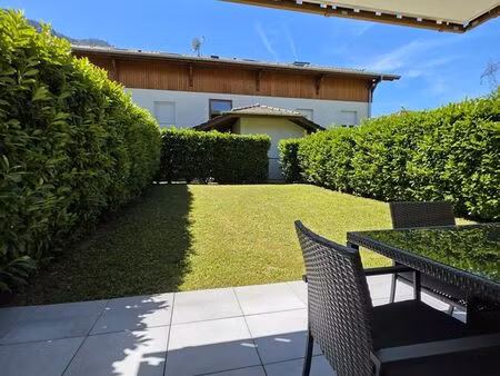 à louer – t2 meublé de 42 m² avec terrasse  jardin  cave et parking – bien rare sur le sec