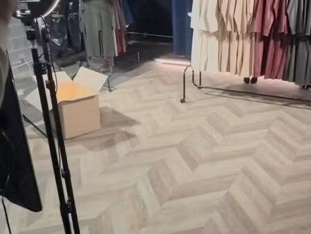 studio de création de contenu aménagé + stock vêtements femme + installation complète