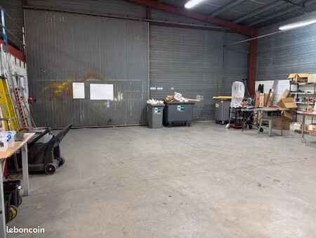 rare sur lons local  type dépôt ou activité commerciale de 80 m² 660