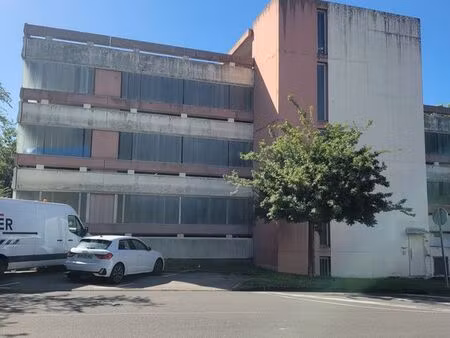 place de parking semi couverte securise proche metro