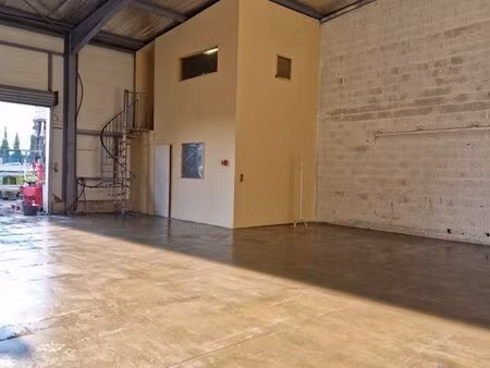 dépôt local bureaux a louer