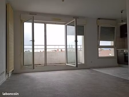 très joli appartement de 50m2 avec grand balcon donnant sur la ville