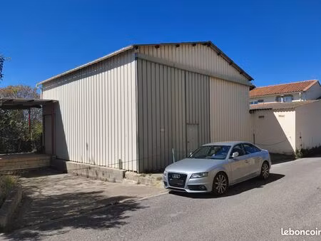 hangar avec quai de chargement