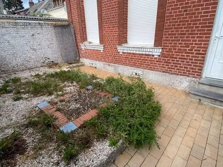 2 cours privatives ?  2 chambres et 1 bureau ?