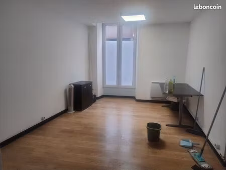 bureau 20m2 fenêtre sur vue très passante