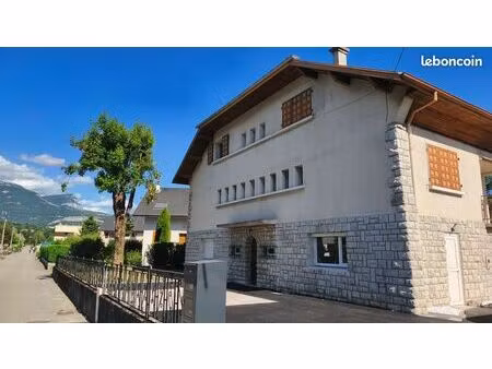 la motte servolex- t4 de 98m2 avec 22m2 d'extérieur- travaux à prévoir
