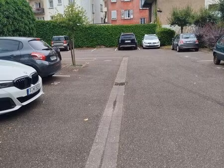 location emplacement de parking extérieur sécurisé