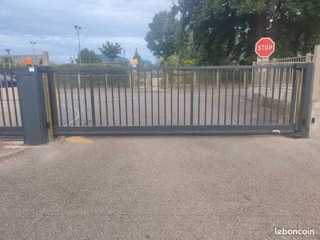 place de parking extérieure
