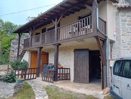 maison en pierres restaurées avec vue sur vallée et rivière aveyron riviere dans petit ham