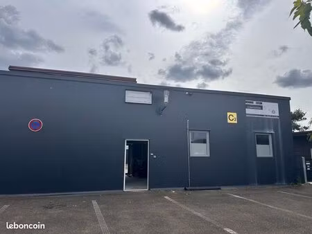 dépôt / local d’activité / entrepôt de stockage de 100m2 a louer entièrement équipé