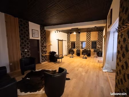 local bureaux et d'autres activités