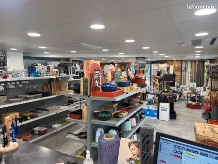 murs et commerce de quincaillerie