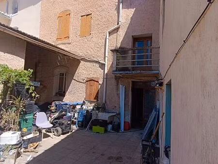 immeuble comprenant un appartement deux chambres location en cours plus 4 pièces à aménage