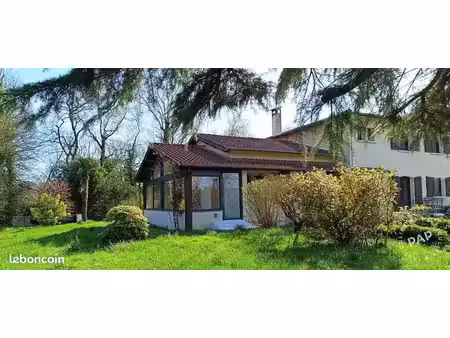 villa . 8 pièces . 210 m2 - terrain 3440 m2 . habitable immédiatement